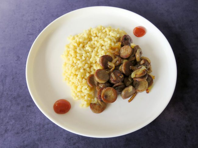 Pasta met frikandel en ui